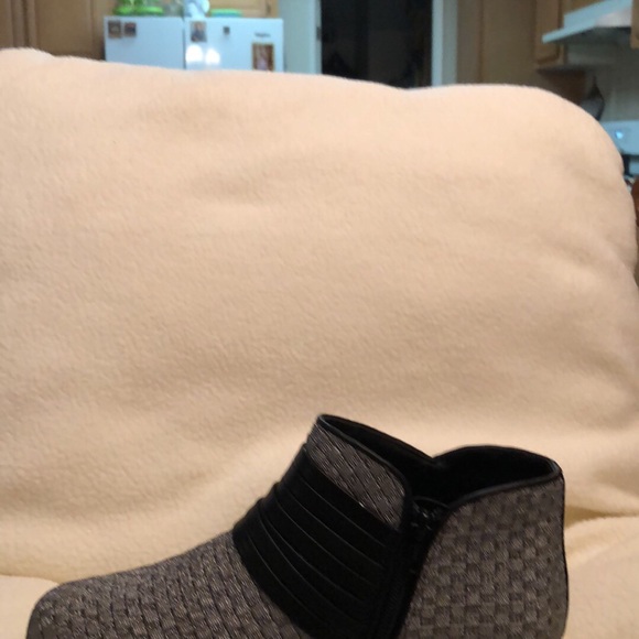 NEW NEVER WORN WOMENS BOOTIE - Picture 3 of 5